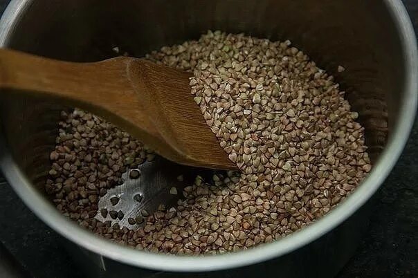 Гречневый суп 2л кастрюля. Супчик гречневый на курином бульоне. Гречка на бульоне. Бульон из птицы. Пельмени с гречкой в бульоне.