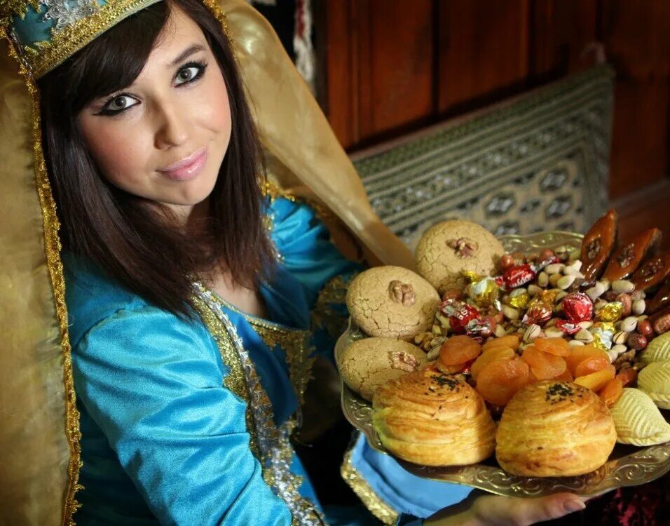 Azeri plus. Гостеприимные азербайджанцы. Сладости азербайджанской кухни. Азербайджанское гостеприимство. Азербайджанские национальные блюда сладости.