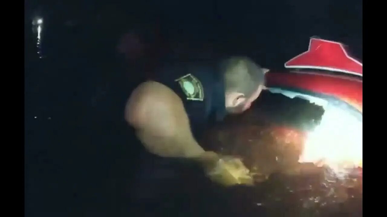 Саня во флориде 12.03 24. Полицейский спасает ребенка. Полицейская машина упала в воду. Флорида тонет.