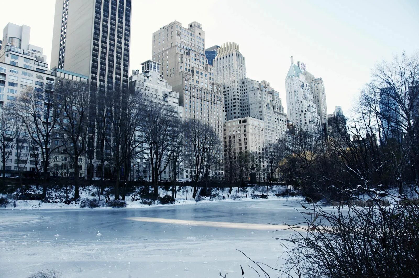 Америка зимнее время. Централ парк Нью Йорк зима. Центральный парк Манхеттен Нью Йорк зима. Центральный парк Нью-Йорк зимой. Нью-Йорк США Центральный парк зимой.