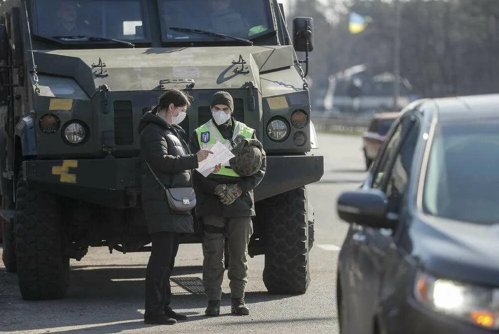 На украине ввели чп. Что такое Комендантский час в Украине. Русские войска в Донецке и Луганске. Украина 23.02.2022.