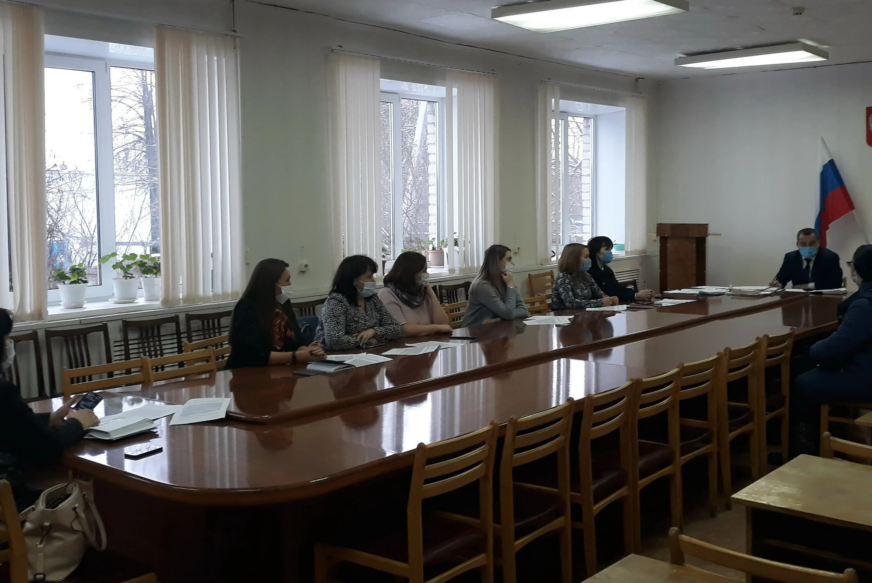 Прошло заседание комиссии по делам несовершеннолетних. Зал заседания по делам несовершеннолетних. заседание комиссии.