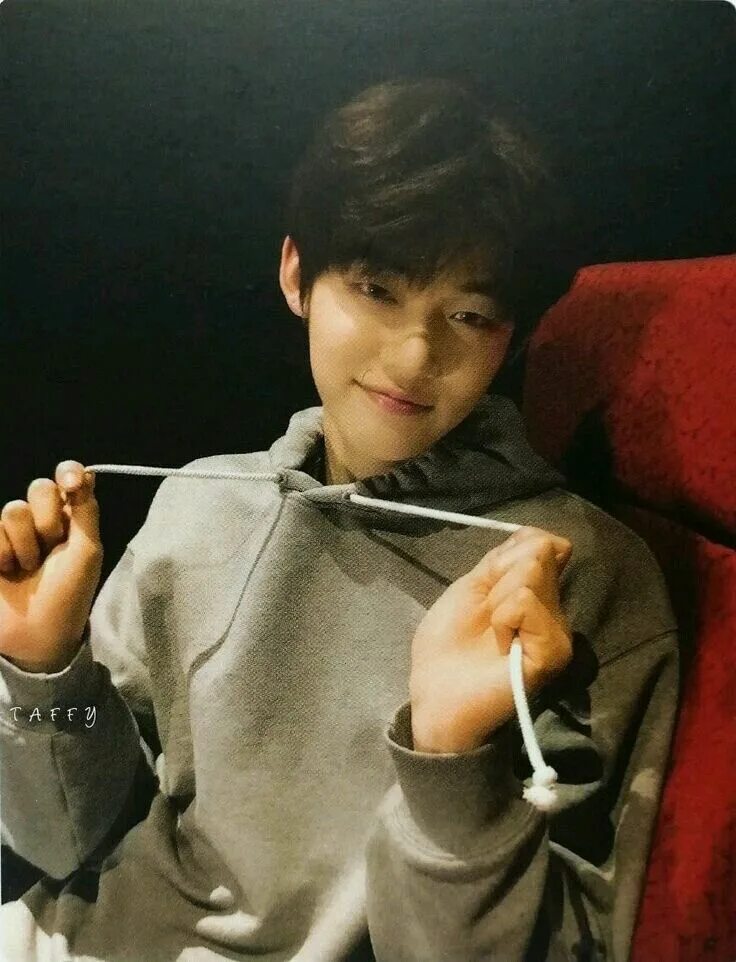С кем шипперят енджуна. Yeonjun. Ёнджун со стрей. Ёнджун и тэхён. Boyfriend енджун.