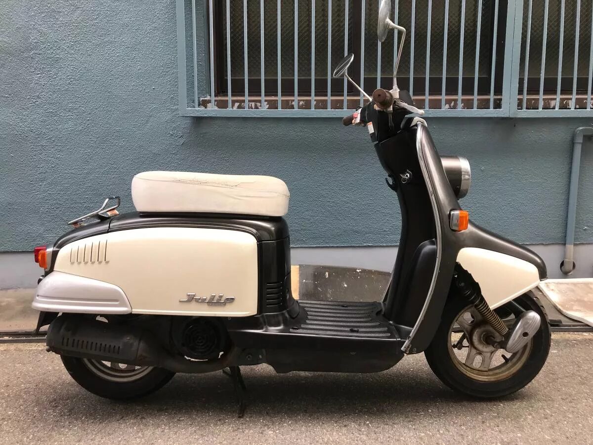 Honda джулио. Хонда джулио аф 52. Honda julio юбилейная версия. Honda julio. Ретро скутер honda julio.