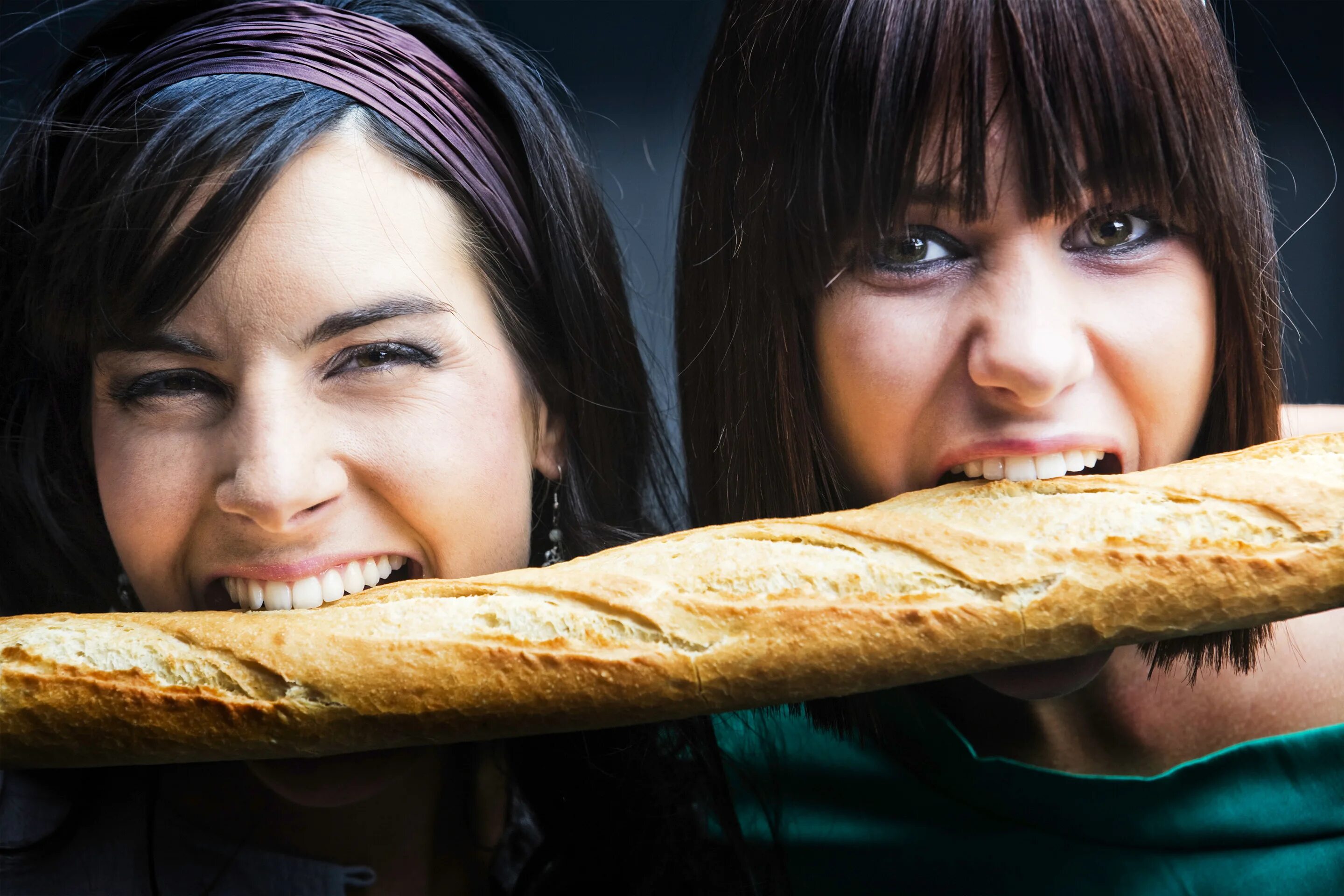 Человек есть хлеб. Девушка с хлебом. Булки девушек. Фотосессия с хлебом. Девушка ест хлеб.