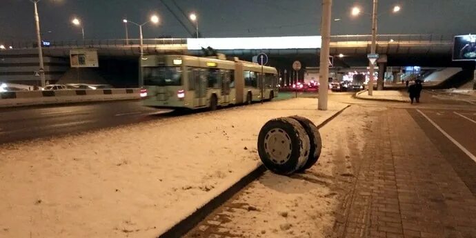 Пробка на минском. У трамвая оторвало колесо. Минск пробки. Минск пробки сейчас фото. Где остались троллейбусы сочлененки.