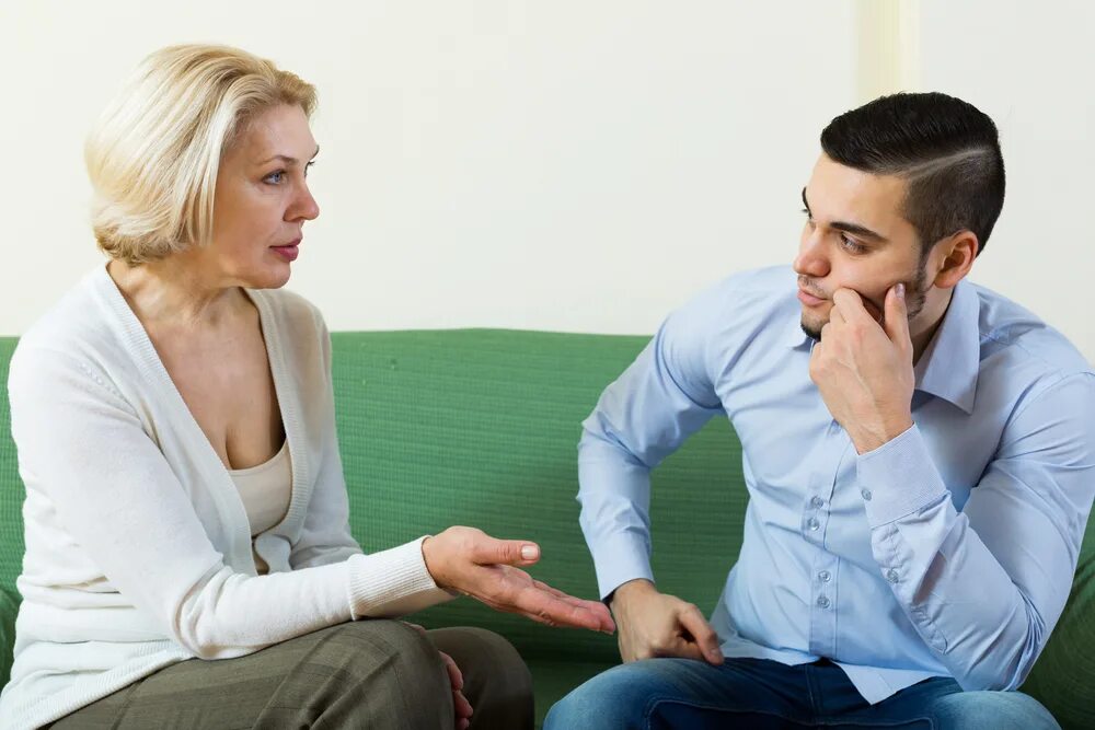 Парень и девушка болтают. Разговор отца с сыном. Разговор матери со взрослым сыном. Парень говорит повзрослей. Парень говорит повзрослей.