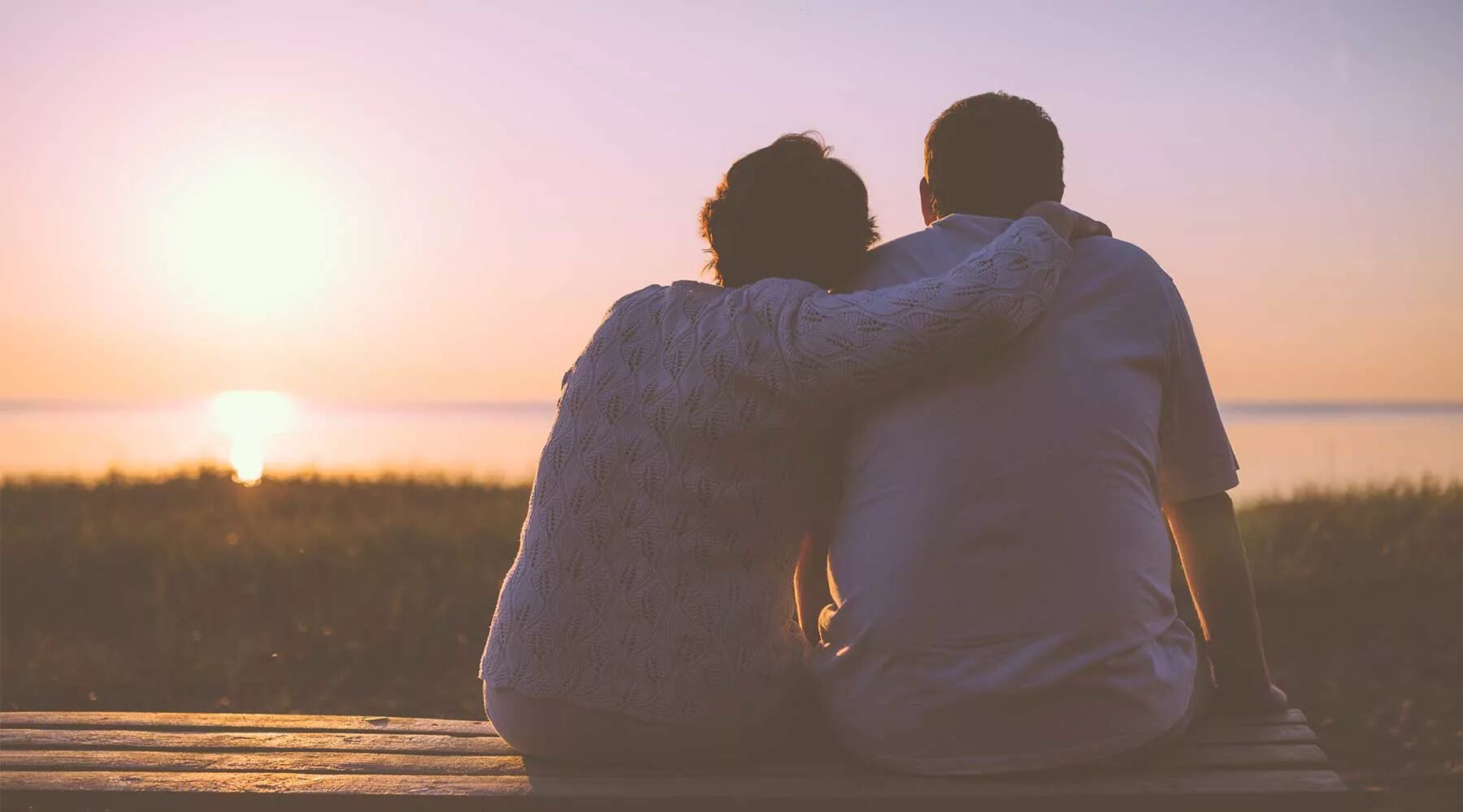 Двое детей мальчик и девочка. Картинки про любовь. Отношение к работе. Счастье быть вместе. На руках у любимого.