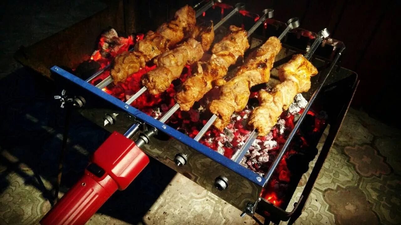 Ленивый шашлык. Шампур самокрут. мангал самокрут. мясо на шампуре. мангал ленивый шашлычник.