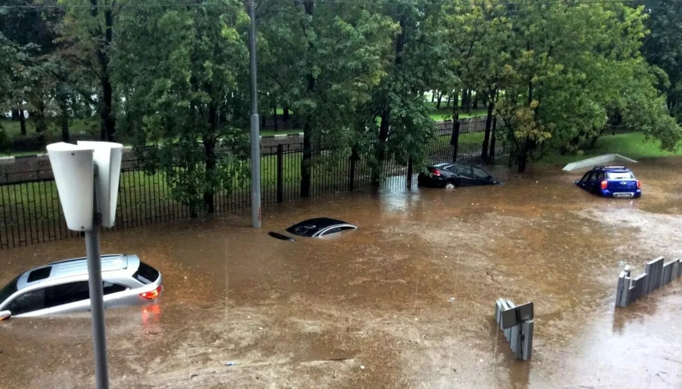 Через сколько после дождя. Москва ливни затопило. Ливень в Москве 25 июля 2022. Подтопления в Москве. Потоп в Москве.