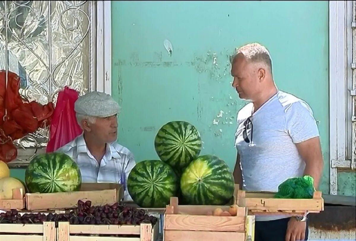 Астраханская бахча арбуз. Около воза с астраханскими арбузами толпились. Камаз с арбузами. Машина арбуз. Траванулись арбузом.