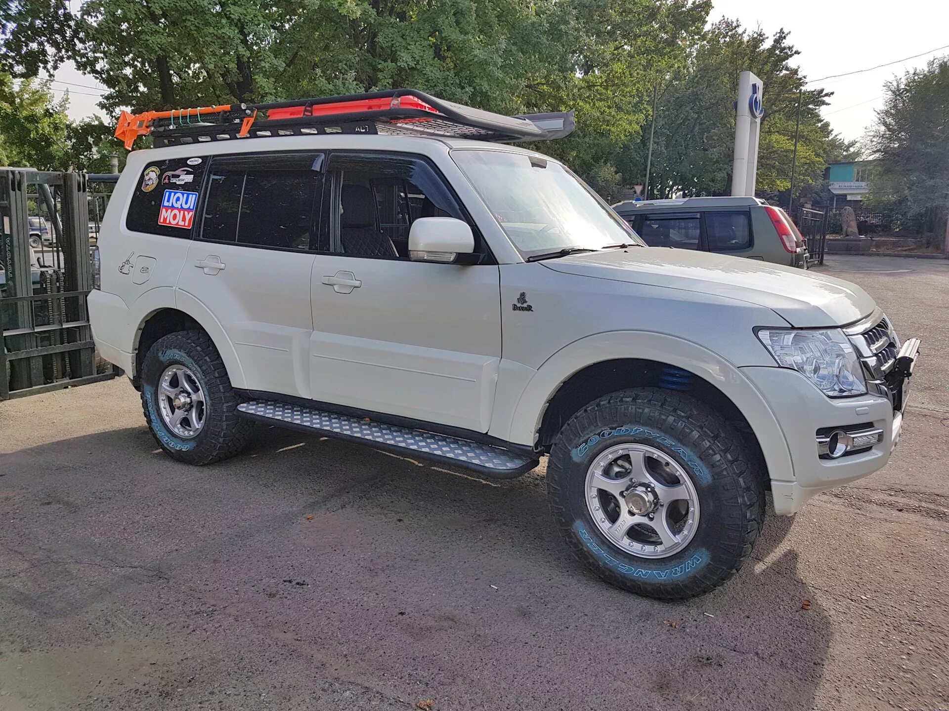 Mitsubishi pajero шины. Митсубиси Паджеро 4 на 33 колесах. Mitsubishi Pajero 4 Tuning Offroad. Мицубиси Паджеро 4 33 колеса. Mitsubishi Pajero 4 BFGOODRICH.