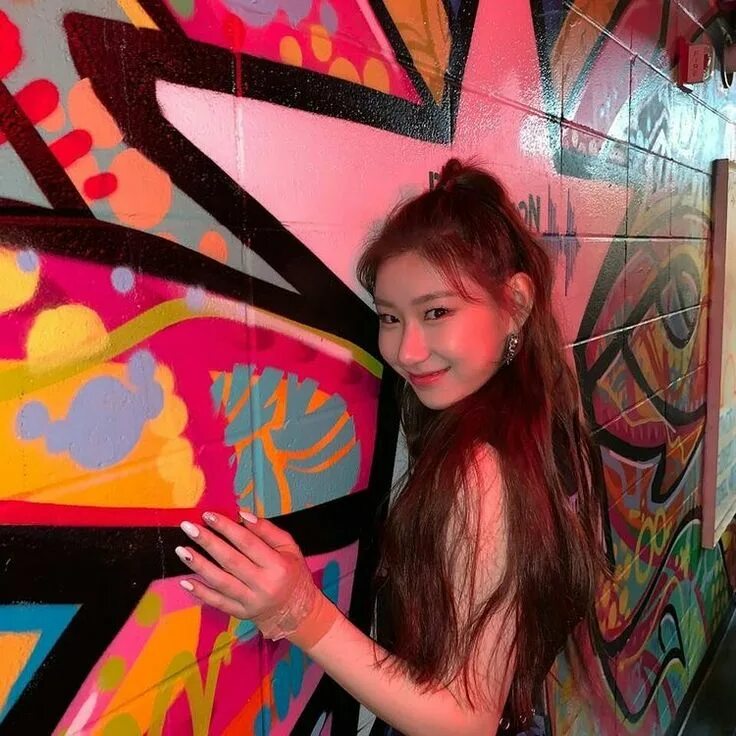 Itzy mirror. Chaeryeong itzy роспись. itzy росписи участниц. роспись itzy. guy who itzy фотосессия.