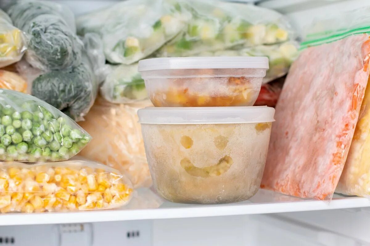 Можно ли заморозить суп в морозилке. Замороженные продукты. Заготовки еды на неделю в морозилку. Перевозка замороженных продуктов. Каша замороженная.