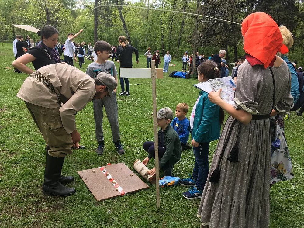 Свайка игра. Русская народная игра свайка. Игра в свайка на Руси. Парк кубари.