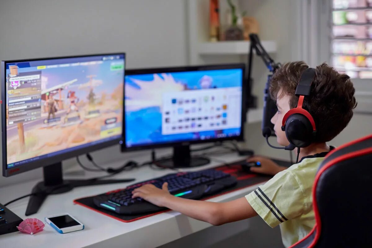 Количество играющих в компьютерные игры. Дети играющие в компьютерные игры. Ребенок играющий в компьютерную игру. Популярные компьютерные игры для детей. Ребенок за игровым компьютером.