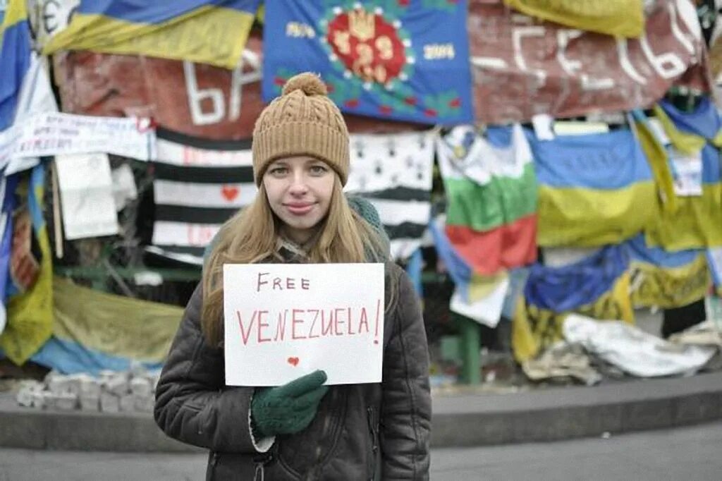 Майдан девушки. Майдан девушка с членом. Venezuela 2014 protests.