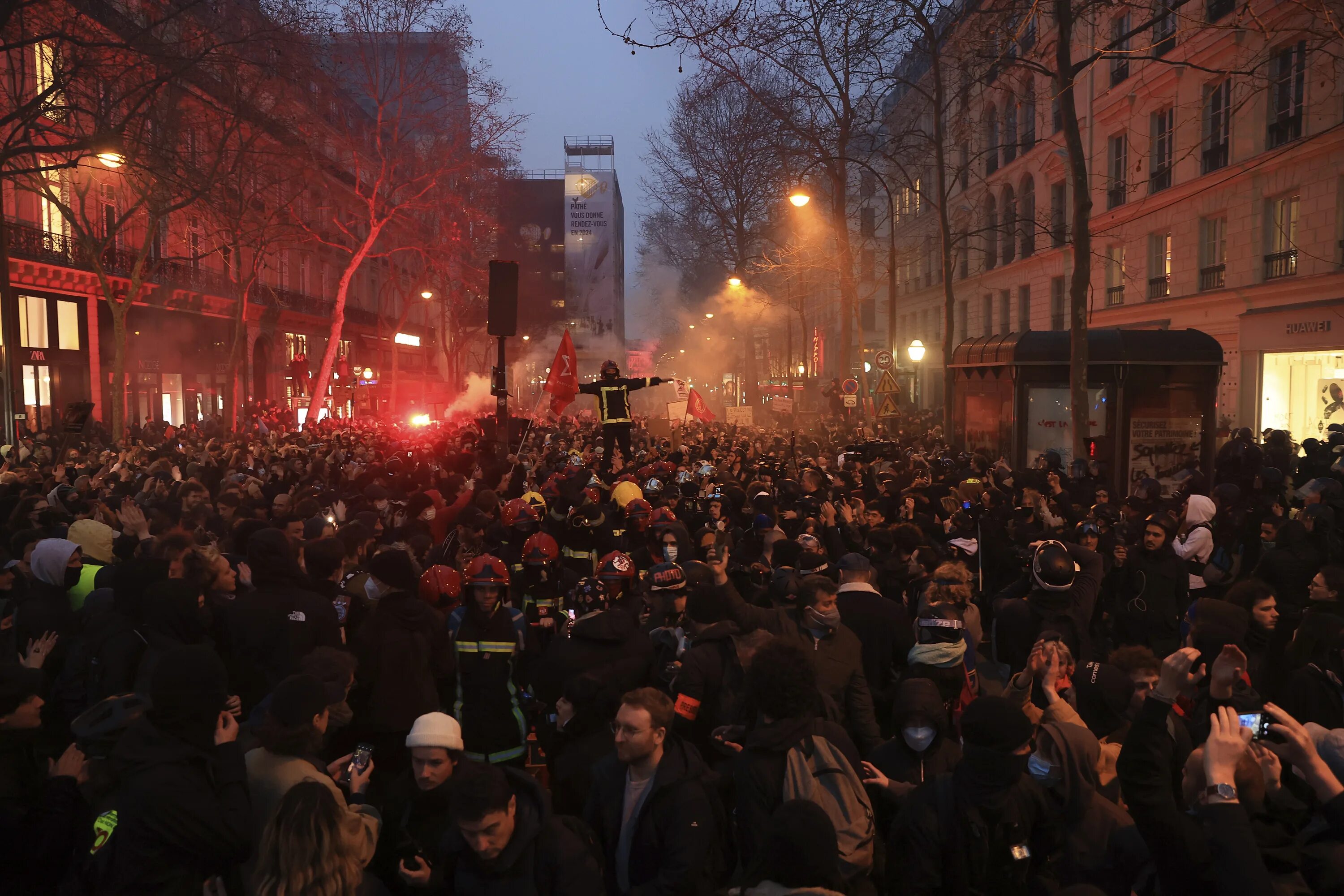 Французы сегодня. Протесты во Франции 2023. Протесты во Франции.