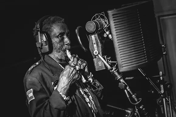 Scratch perry. Lee scratch perry. ли «скрэтч» перри музыкант. студия scratch lee perry. рейнфорд хью перри.