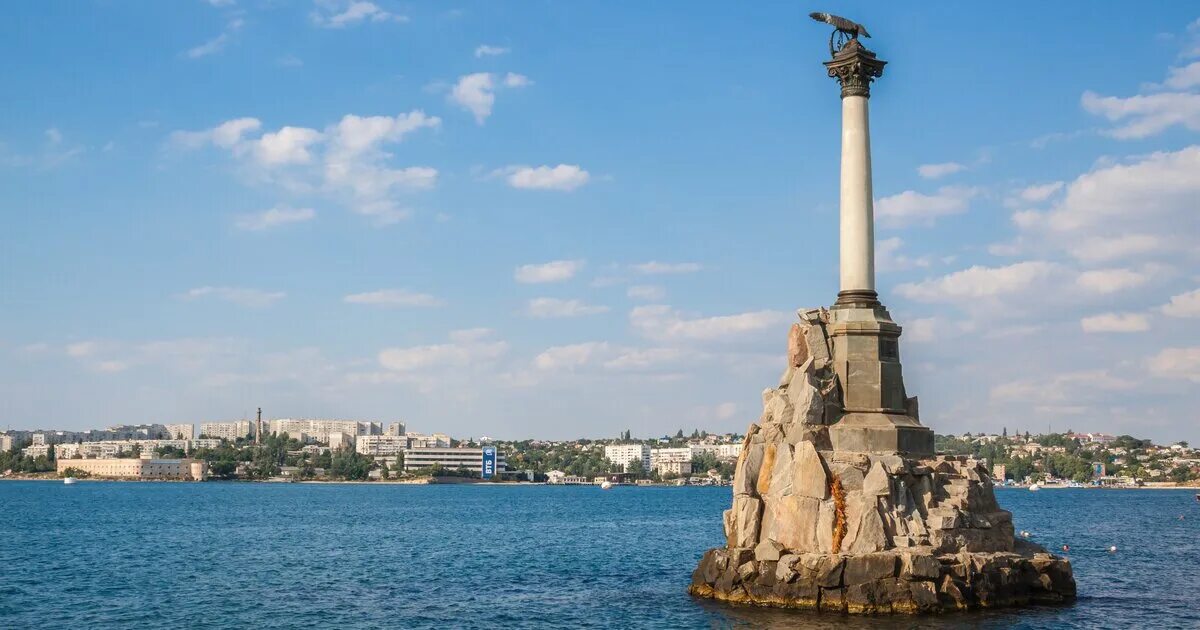 Севастополь читать краткое. Памятник погибшим кораблям Новороссийск. Крым Севастополь памятник. Севастополь город герой достопримечательности. Севастополь город герой памятники.