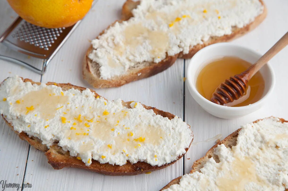 запеченные персики с миндалем. торт крем брюле. бутерброды с сыром рикотта. Kalakand. персики фаршированные творогом.