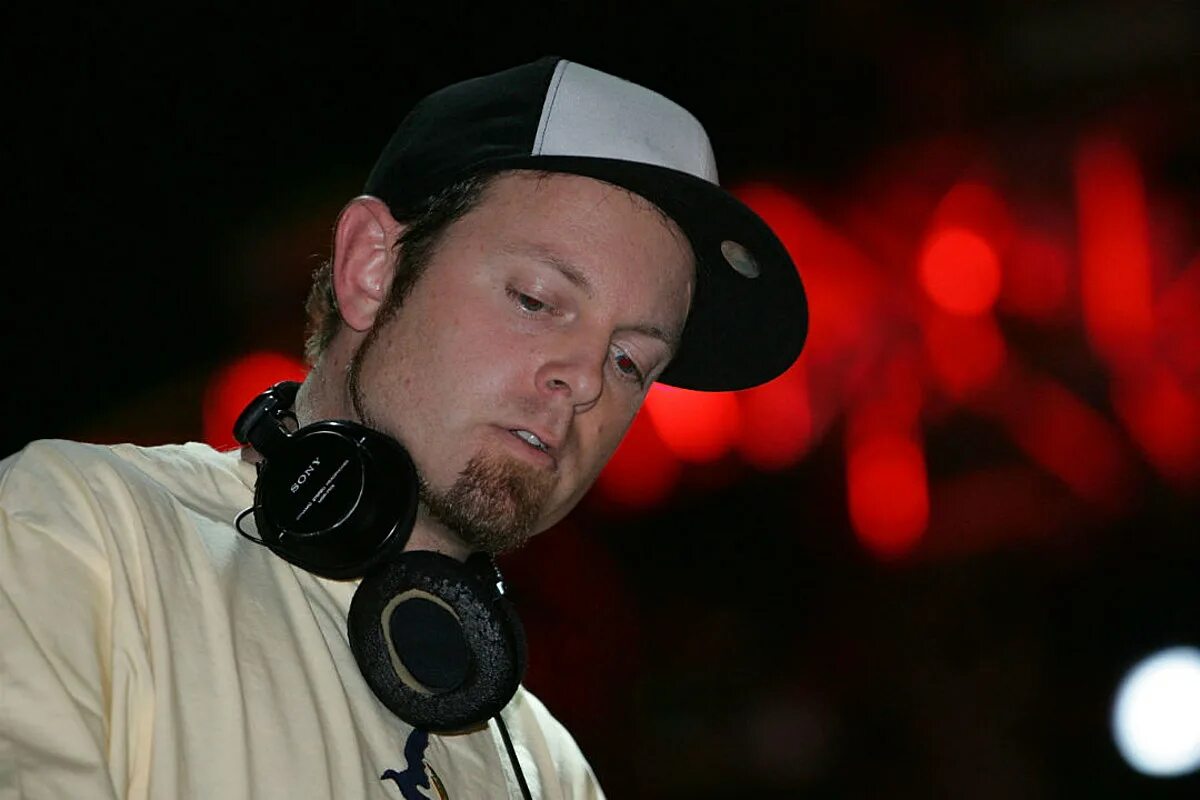 Dj shadow zn slowed. DJ Shadow 2023. DJ Shadow "Endtroducing". Диджей доллар. DJ Shadow Endtroducing обложка.