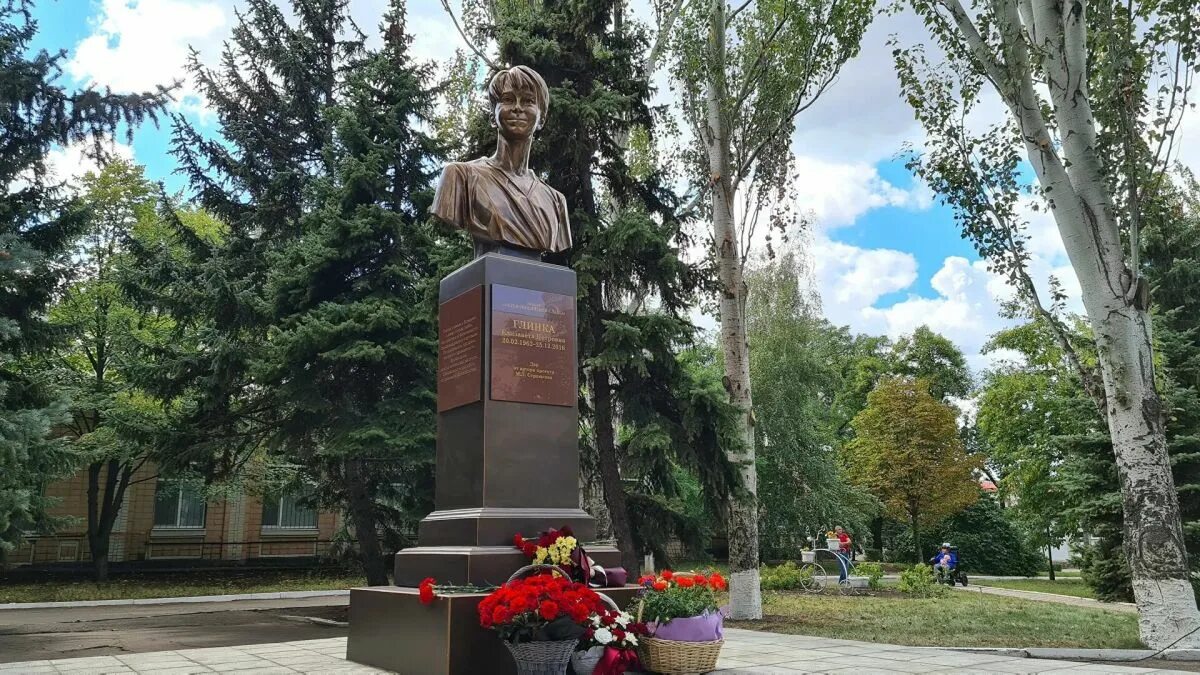 Памятник доктору Елизавете Глинке. Памятник Елизавете Глинке в Луганске. Глинка бюст памятник. Памятник доктору лизе