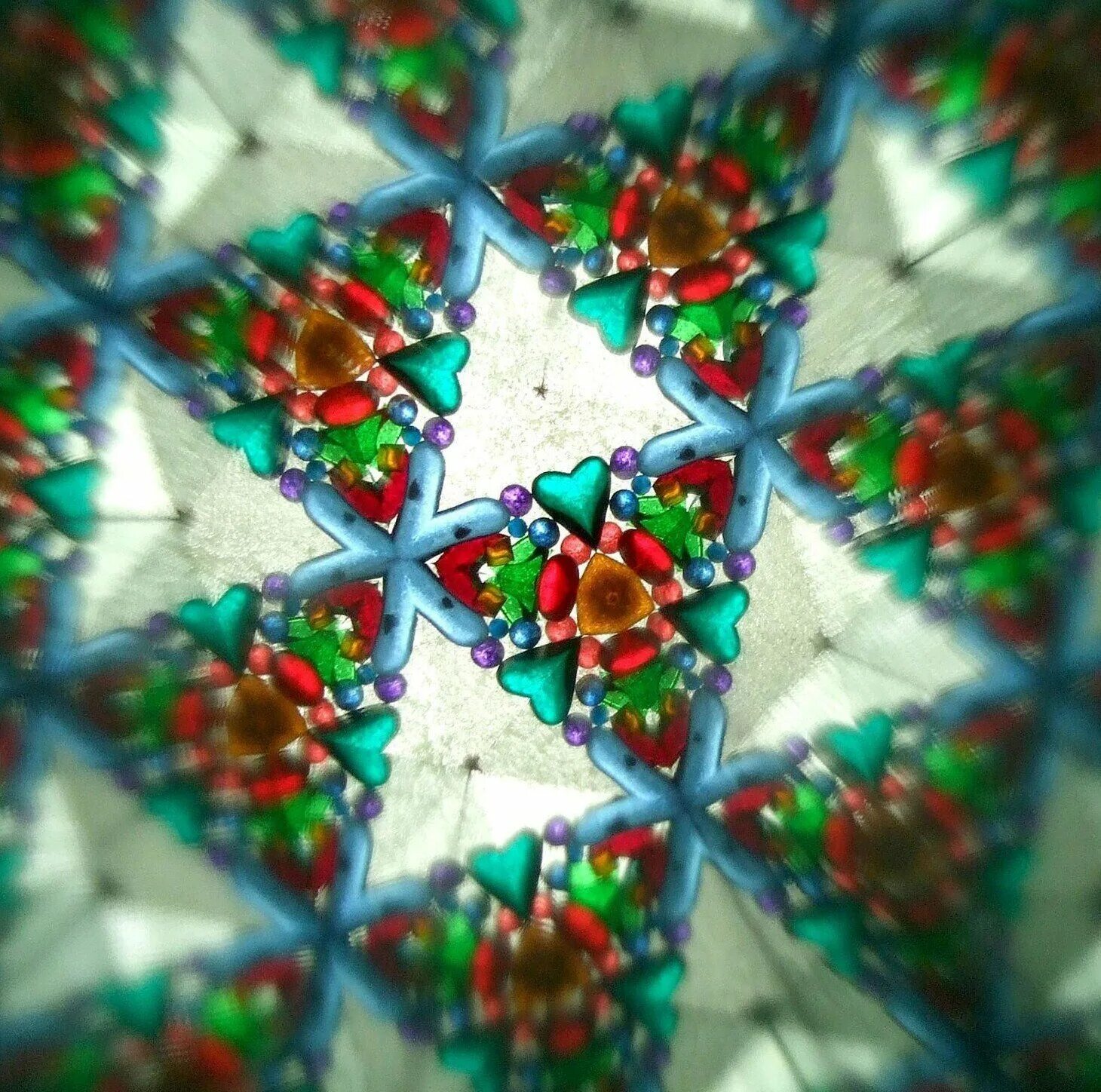 Через калейдоскоп. Калейдоскоп. красивый калейдоскоп. калейдоскоп стеклянный. калейдоскоп со стеклышками.