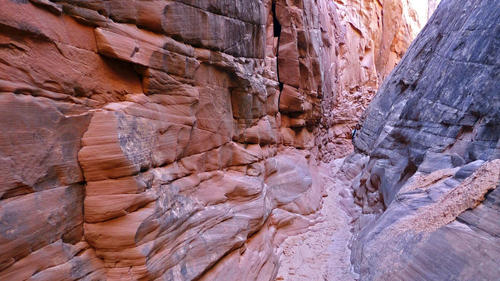 Каньон блю джон. Каньон синий джон. Blue john canyon. Человек в каньоне. Каньон блю джон рука арона.