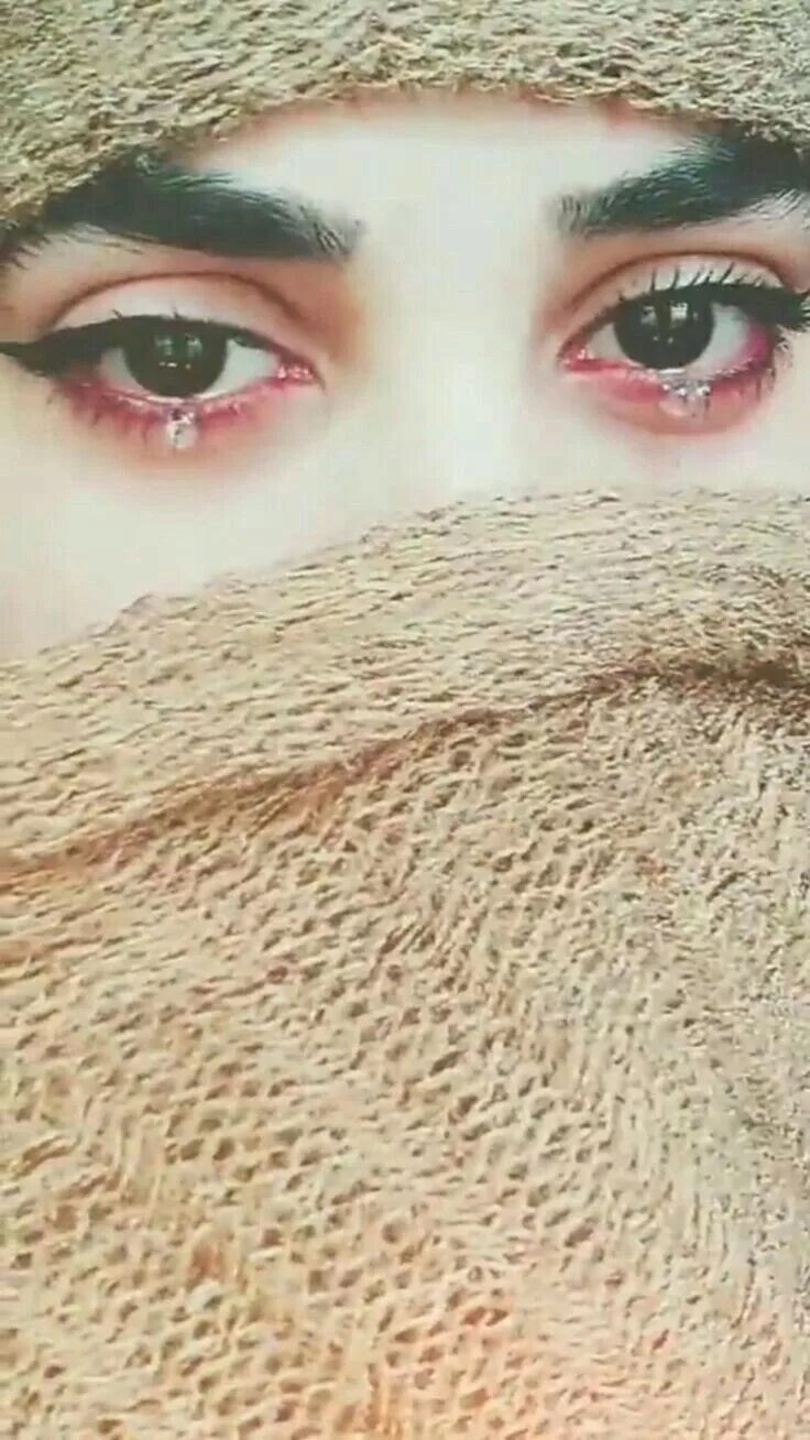 Красивые глаза плачет. Мусульманка плачет. Грустная мусульманка. Девушка в хиджабе глаза. Девушка в хиджабе плачет.