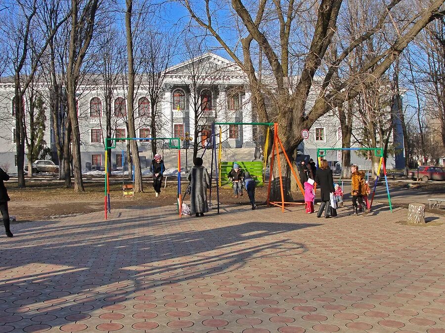Торез интернаты. Дворец пионеров торез. дворец юности торез. торез улица пионерская. торез центр города.