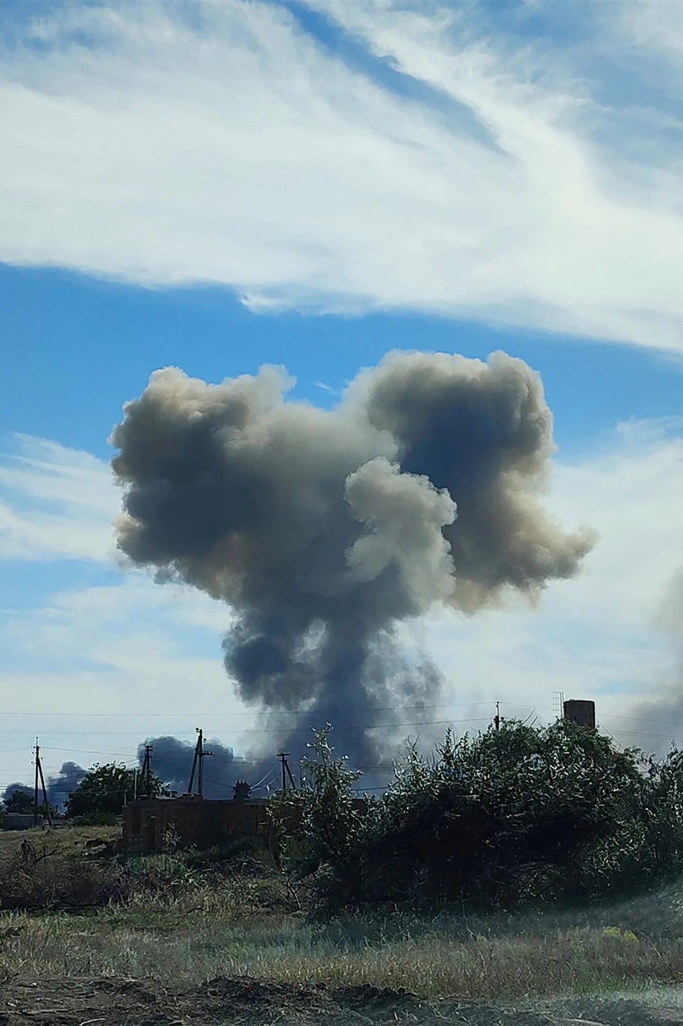 Взрывы в крыму сегодня сейчас. Дым от взрыва. Взрывы в Крыму.