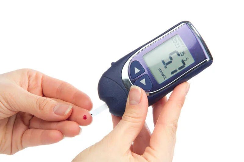 Как померить сахар в крови. Аппарат для измерения сахарный диабет измерения. Глюкометр измерение Глюкозы в крови. Сахарный диабет глюкометр. Сахарный диабет прибор для измерения сахара в крови.