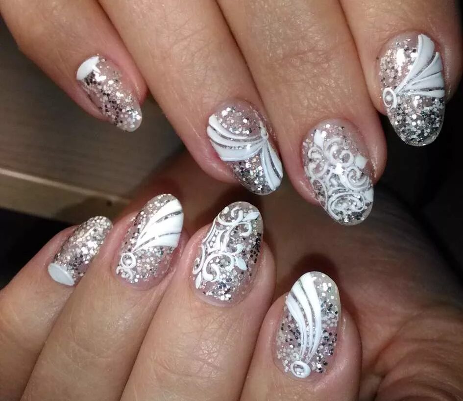 маникюр с серебристыми блестками. новагодний белый маник. ногти серебристые. серебряный маникюр. маникюр с серебром.