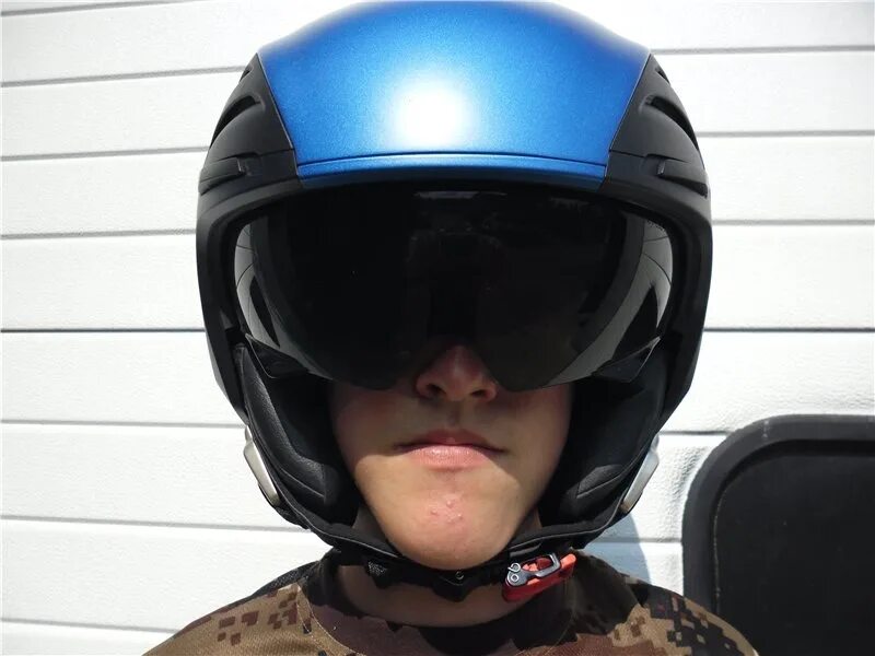 Мотошлем на голове. Мотошлем на голове. Мотоциклетный шлем thh helmet. Мотошлем на голове. Шлем simpson bandit.