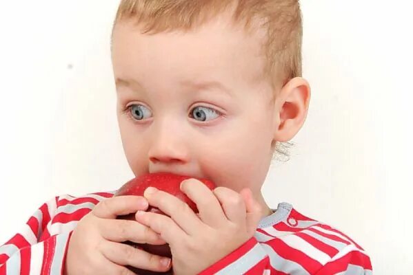 Пищевая аллергия у ребенка 2 года фото. Ребенок 1,2 года боится красный цвет форум. Мальчик 2 года плохо