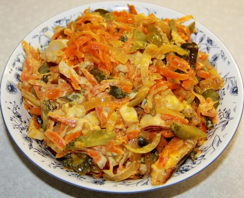 Салат с жареной морковкой и луком. Салат с жареной морковью и луком. Салат говядина соленый огурец. Салат из жареной моркови. Салат с жареной морковкой и луком.