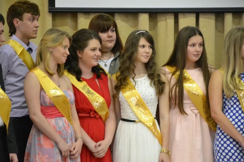 Выпускник 2013 с большими ушами. Выпускникам 2013 года. Диплом выпускника. Выпускникам 2013 года. Гуу выпускники.