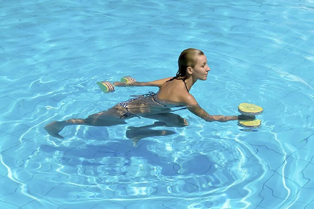 Аквааэробика Aqua Dumbbells. Aqua-Beginners аквааэробика. Занятия в бассейне. Аквафитнес упражнения в воде.