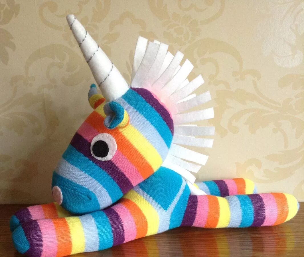 Игрушка из носка. Игрушка кот из носка. Какую игрушку сделать видео. Игрушки из носков. Сшить игрушку.