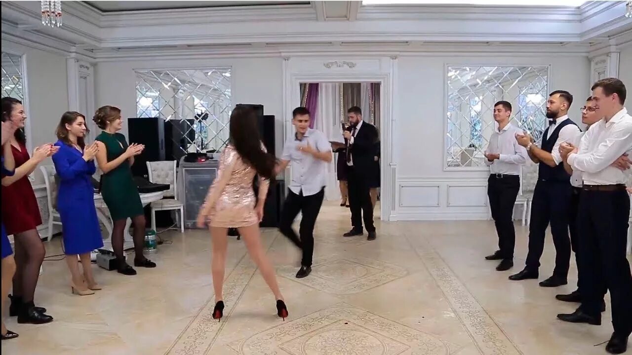 Батлы картинки. Танцевальный батл на свадьбе. Танцевальный батл дэнс. Танцующая молодежь. Супер танцы.