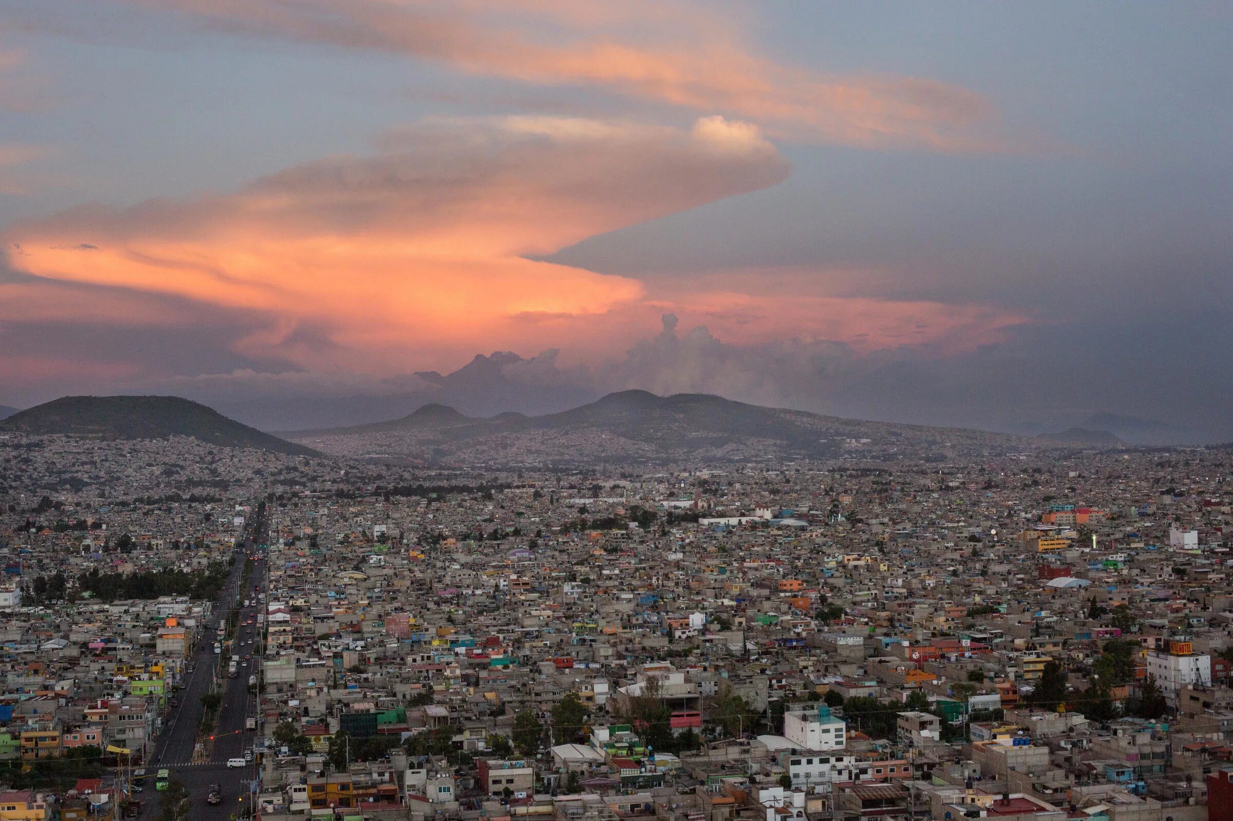Самые большие города мексики. Мексика столица Мехико. Мехико панорама. Мехико окраины. Chimalhuacan Мехико.