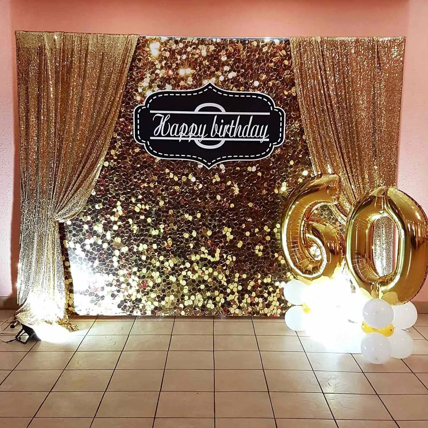 Фотозона на день рождения. Фотозона на юбилей 50 лет мужчине. Украшение зала на юбилей. Фотозона из шаров на юбилей. Фотозона на юбилей 50.