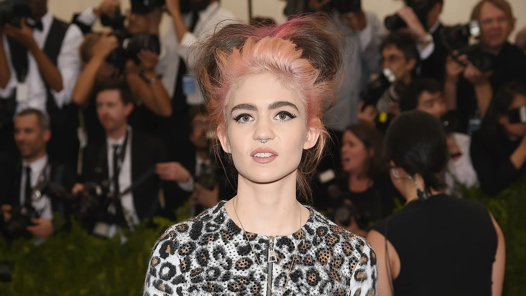 Grimes певица. Граймс певица 2023. Grimes певица. Включи гримс. Клэр буше граймс.