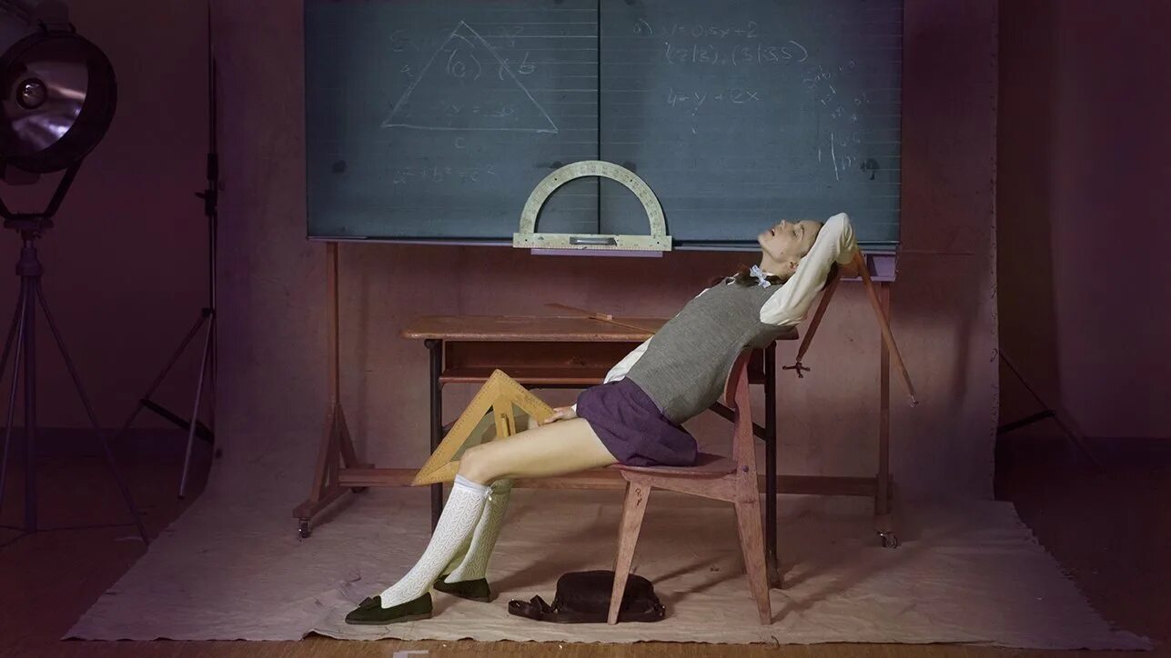 Спальня в стиле лофт рендер. Плюс один 2013. Интерьерные арт объекты. Творческий креативный интерьер. 2014.