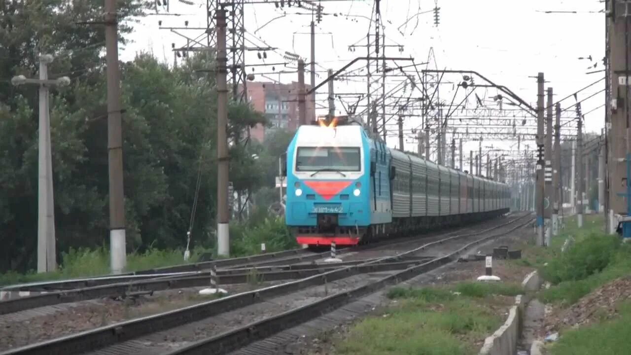 Эп1м 573. Поезд 451 ижевск адлер. Красная электричка. Поезд 282 череповец адлер. Тэп70 тепловоз.