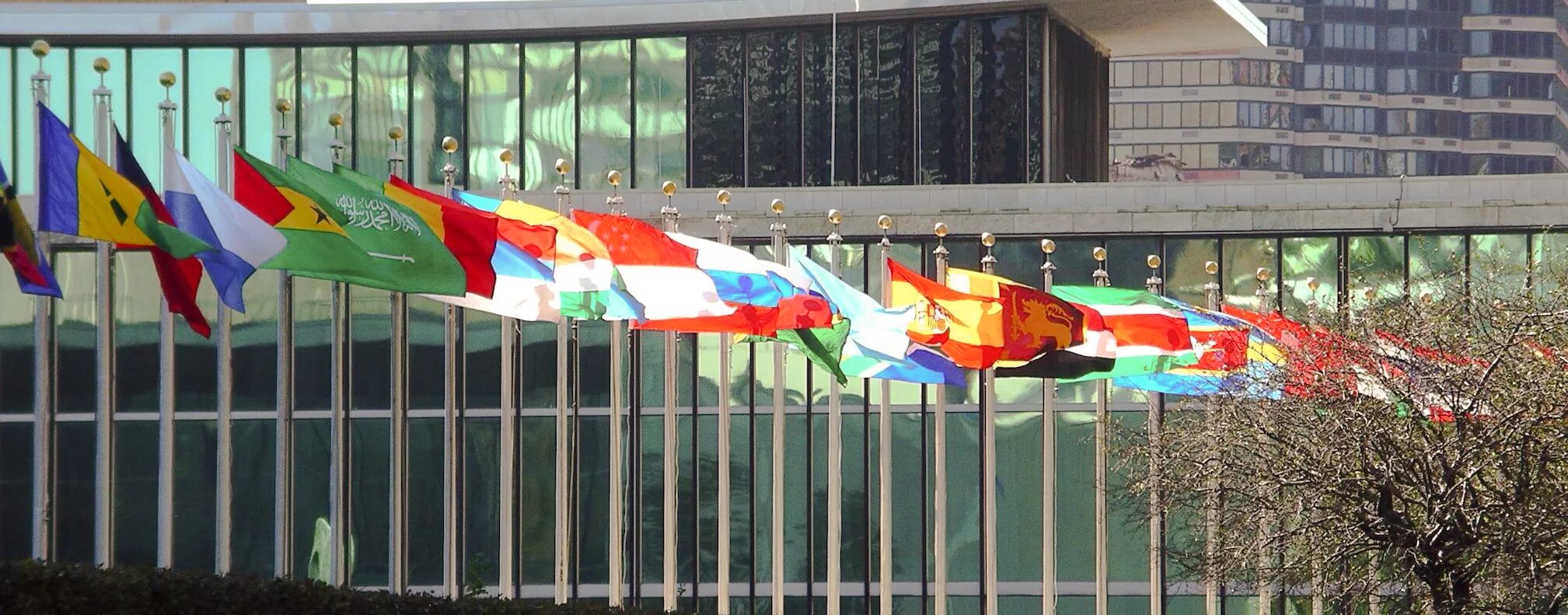 Около оон. Здание ООН В Нью-Йорке. Флаг на здании. Флаг ООН. Флаги у здания ООН.