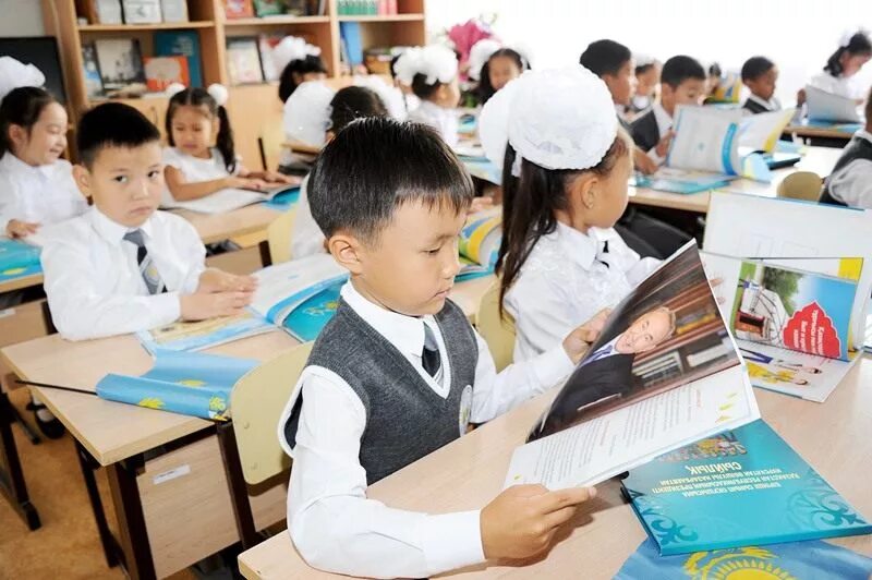 Частная начальной школы казахстан. Школы в казахстане. Дети казахи в школе. Окушы. Казахские школьники.