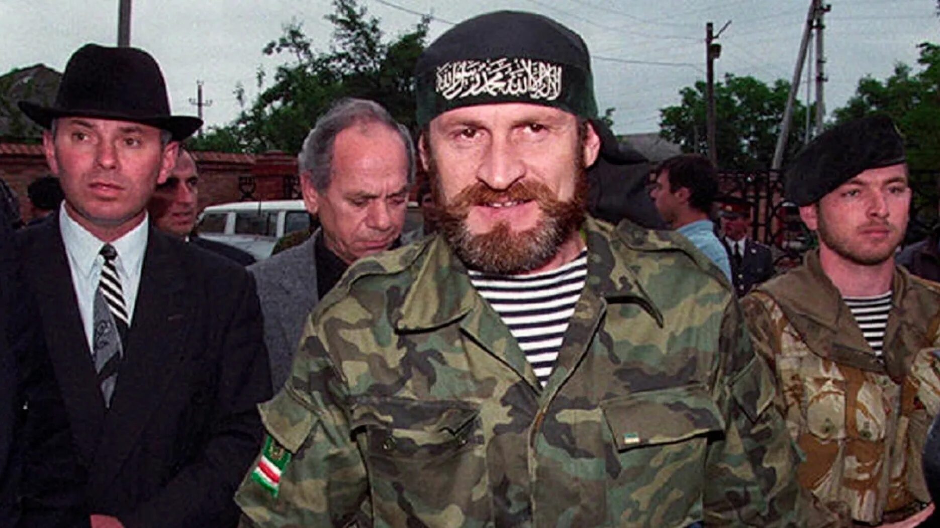 Ахмед закаев ичкерия. Ахмед закаев и басаев. Ичкерия закаев ахмед. Ахмед закаев. Закаев в молодости.