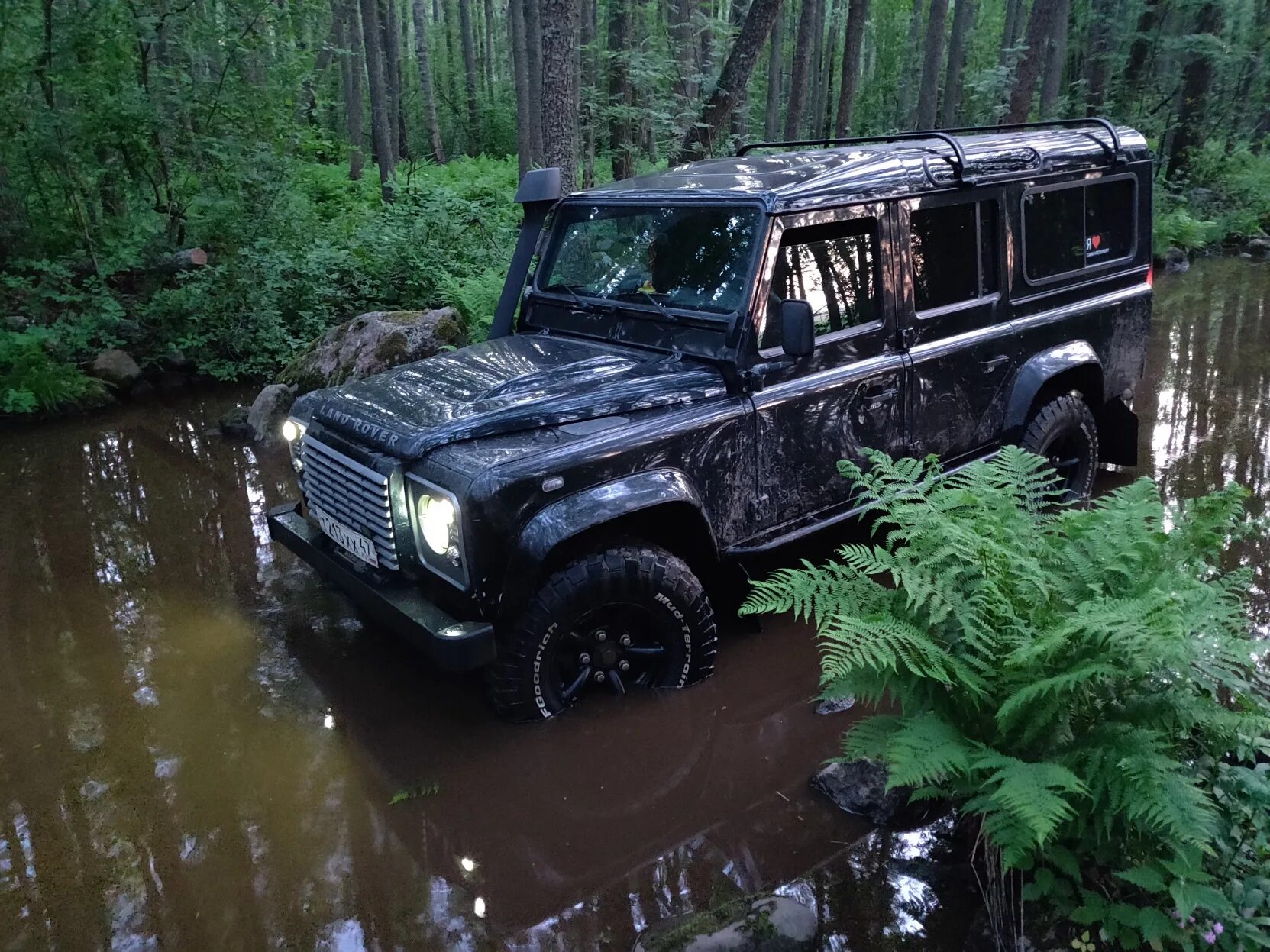 Defender 2.4. Ленд Ровер Дефендер 2. Ленд Ровер Дефендер 2022 на бездорожье. Land Rover Defender 2022 off Road. Land Rover Defender 2022 диски.